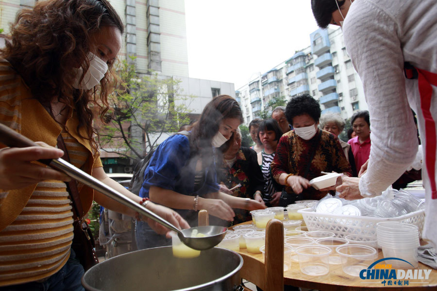 廣州一素食館初一十五免費(fèi)派500盒飯