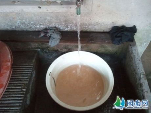 晉江百戶村民水管流紅水味刺鼻 環(huán)保部門已介入