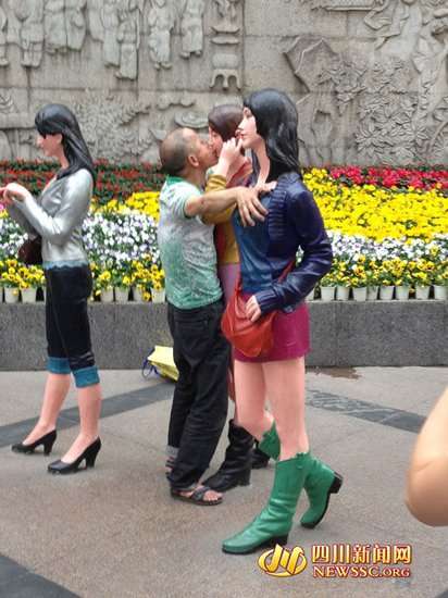 成都男子鬧市舌吻女雕塑 長達10余分鐘