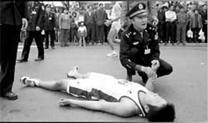 男生練長(zhǎng)跑身亡 疑是猝死具體死因需解剖