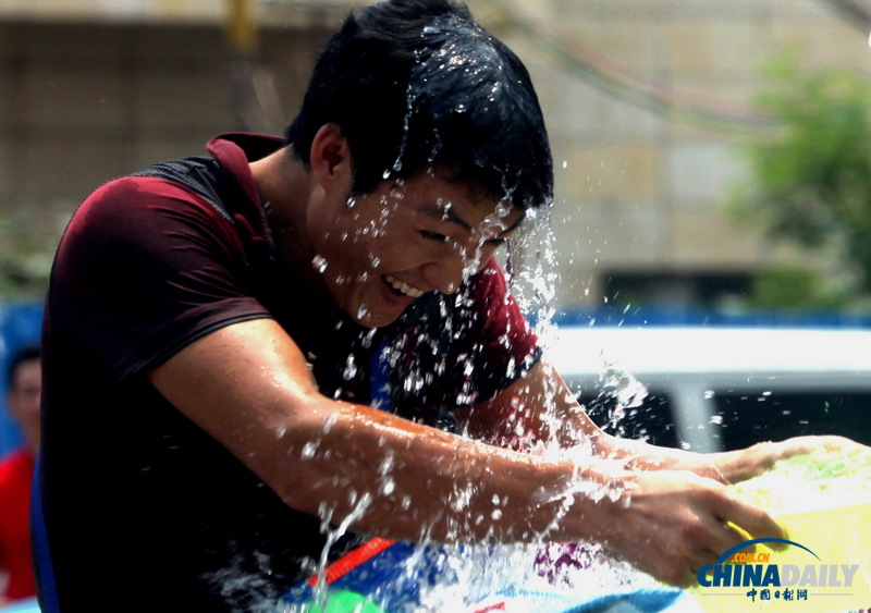 云南西雙版納歡度潑水節