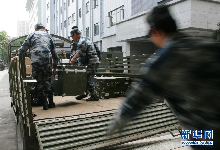 軍隊、消防、醫療等部門迅速馳援雅安受災區