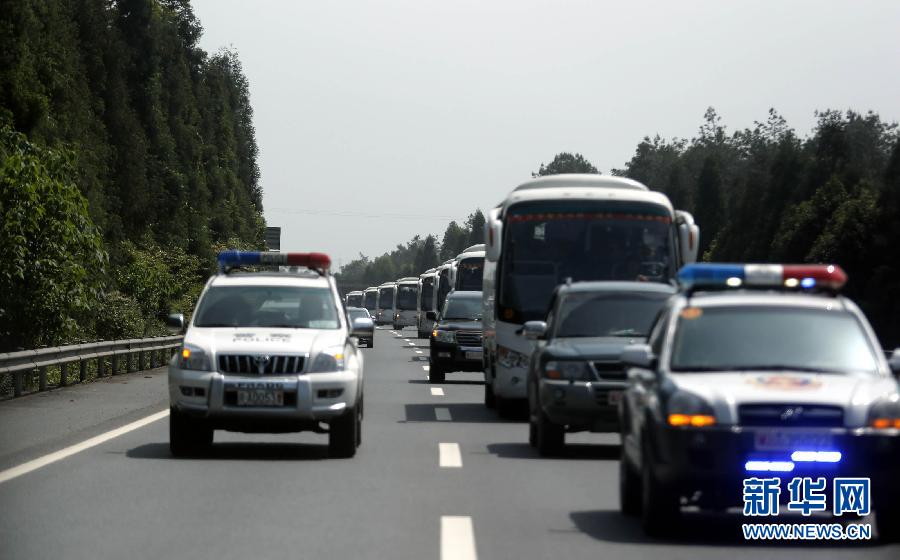 軍隊、消防、醫(yī)療等部門迅速馳援雅安受災區(qū)