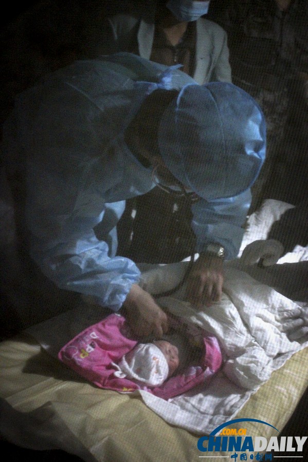 中國(guó)日?qǐng)?bào)聚焦蘆山地震之堅(jiān)守篇