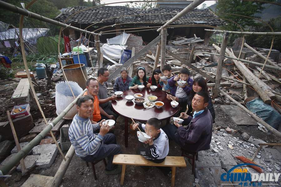 蘆山地震災后現場見聞：家宴