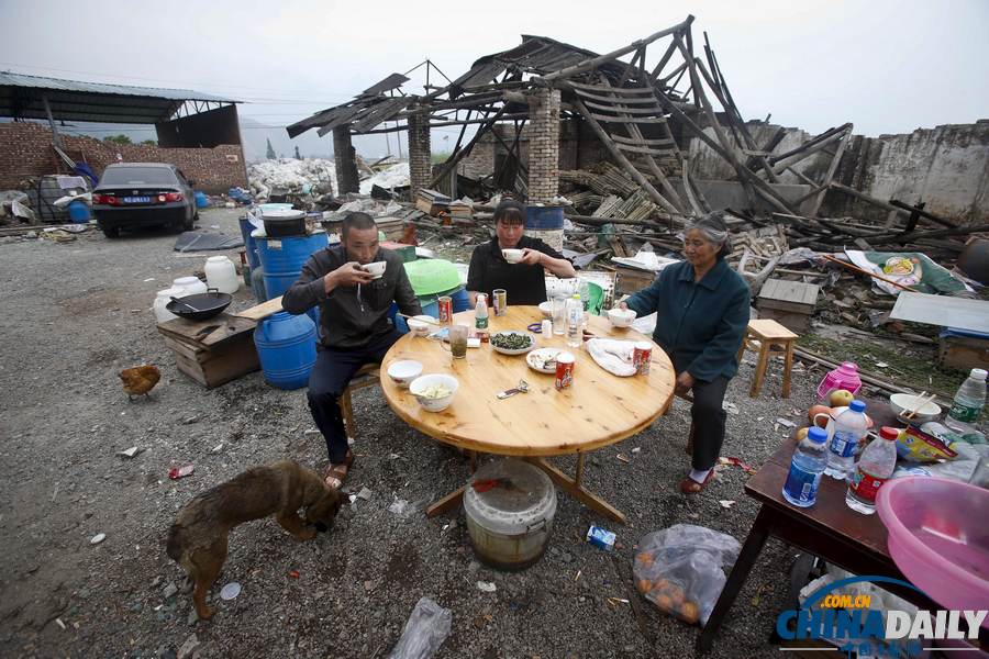 蘆山地震災后現場見聞：家宴