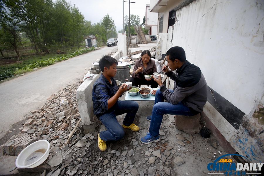 蘆山地震災后現場見聞：家宴