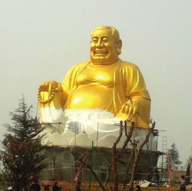 洛陽現(xiàn)大背頭彌勒金佛 園方：系創(chuàng)始人肖像(圖）