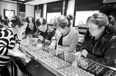 金價暴跌為何還敢成箱買？