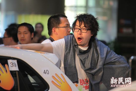 摸車(chē)大賽：女子瘋狂比拼51小時(shí)勝出領(lǐng)走愛(ài)車(chē) 圖