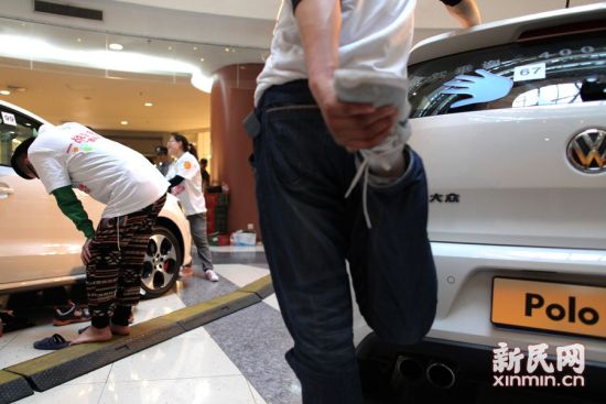 摸車大賽：女子瘋狂比拼51小時(shí)勝出領(lǐng)走愛(ài)車 圖