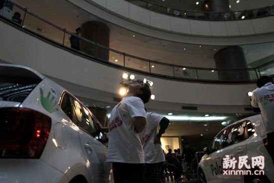 摸車大賽：女子瘋狂比拼51小時(shí)勝出領(lǐng)走愛(ài)車 圖