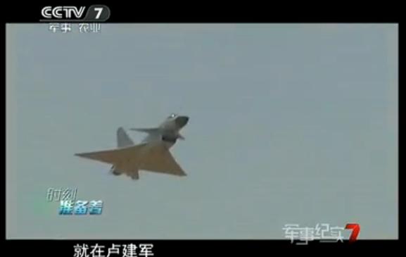 殲-10座艙蓋高空爆炸 飛行員放棄跳傘返航