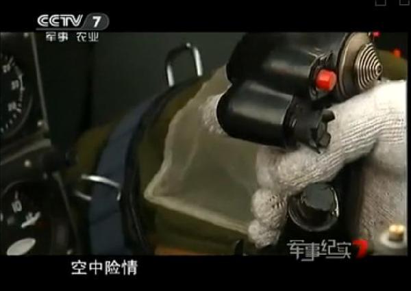 殲-10座艙蓋高空爆炸 飛行員放棄跳傘返航