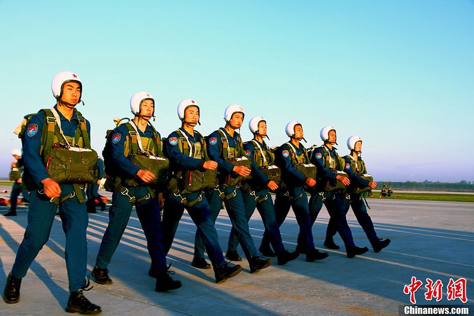 中國空軍新一批殲擊機飛行學員完成首次空中跳傘