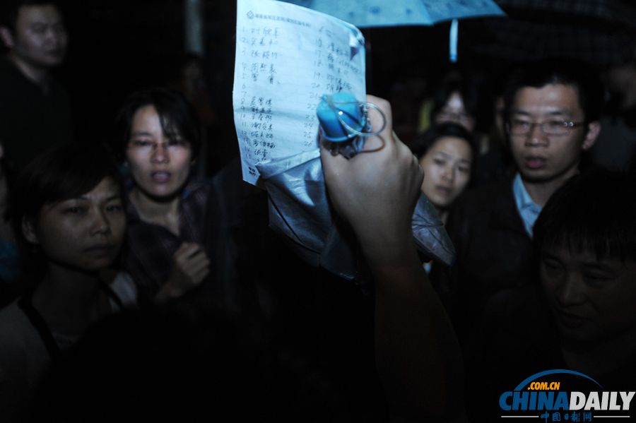 湖南長沙市：200家長雨中排隊取號報名校