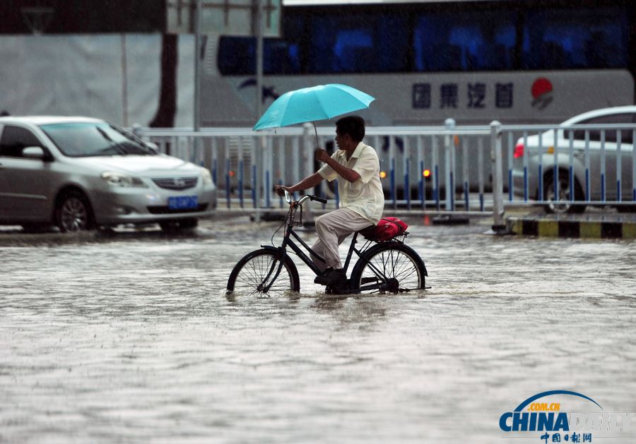 三亞再遭暴雨襲擊 街頭水流又成“河”