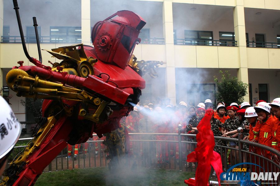 特殊的“六一”大禮——消防機器人