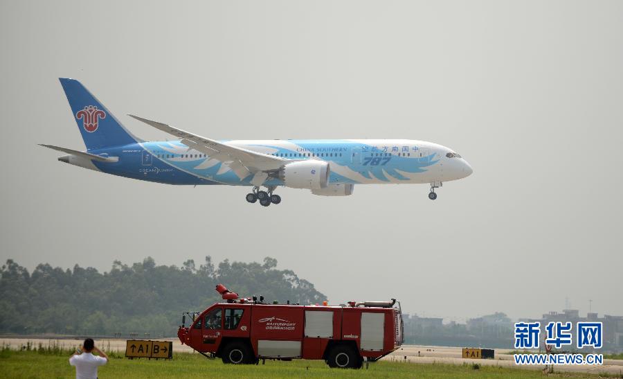 我國引進的首架波音787夢想飛機飛抵廣州