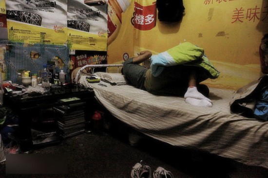 慘！北漂族地下室生活