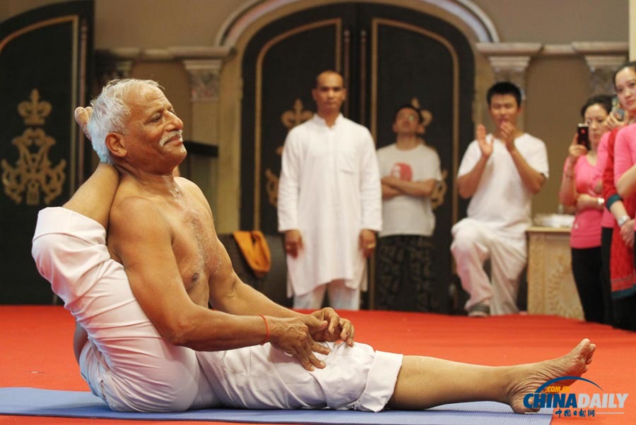 印度瑜伽大師在京秀絕技