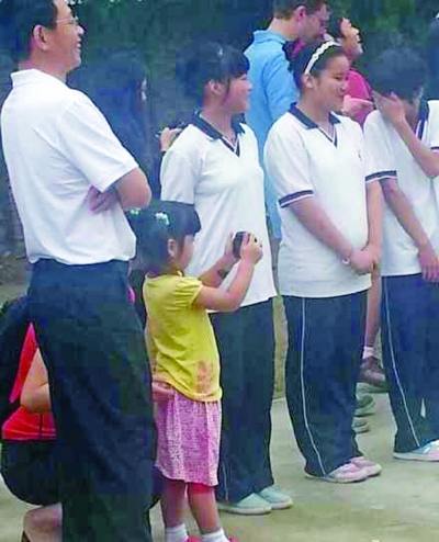 姚明訪慈善學校被