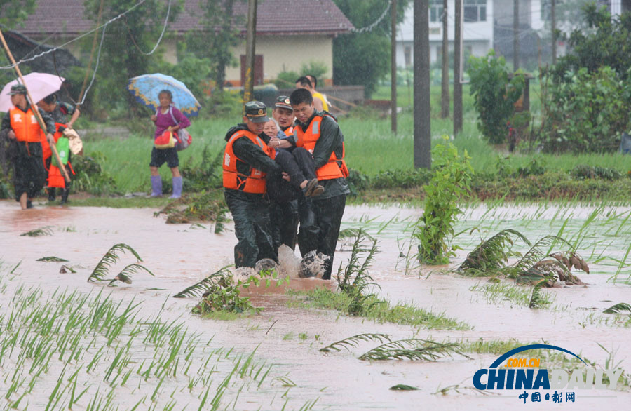 四川遂寧遭遇強降雨 武警官兵轉移受困群眾