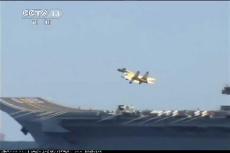我航母出海試驗訓練25天后返港 殲—15完成首次駐艦飛行
