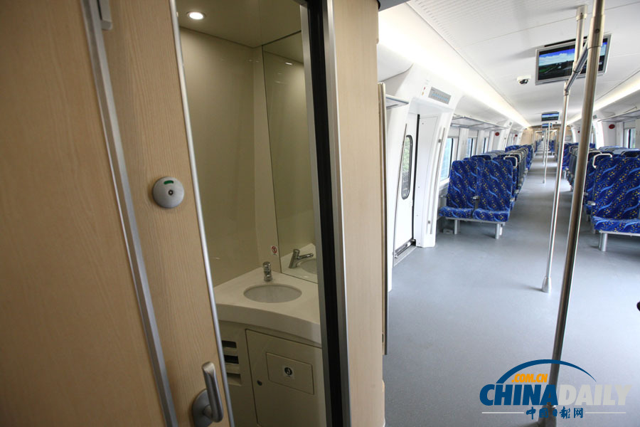 可公交化運營新型城際動車組在山東青島下線(圖)