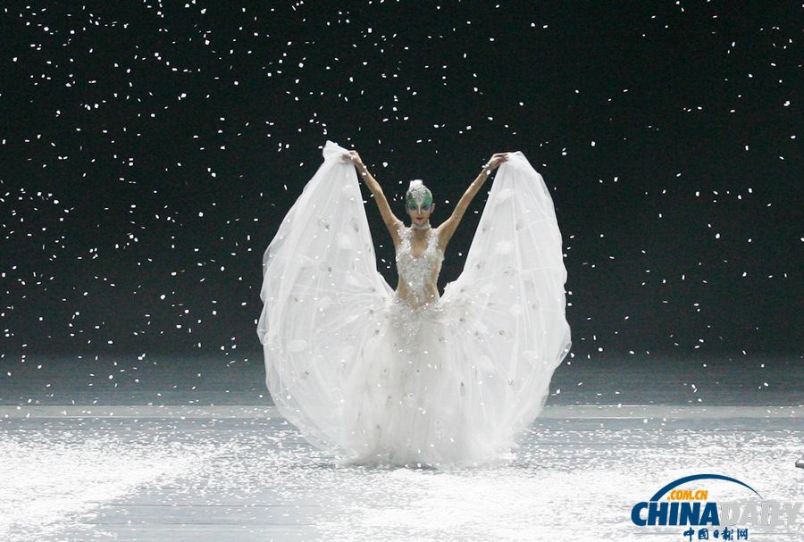 楊麗萍收官之作《孔雀》南京“開屏”