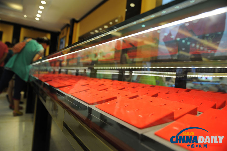 安徽阜陽：黃金低價引市民搶購 金店被搶購一空