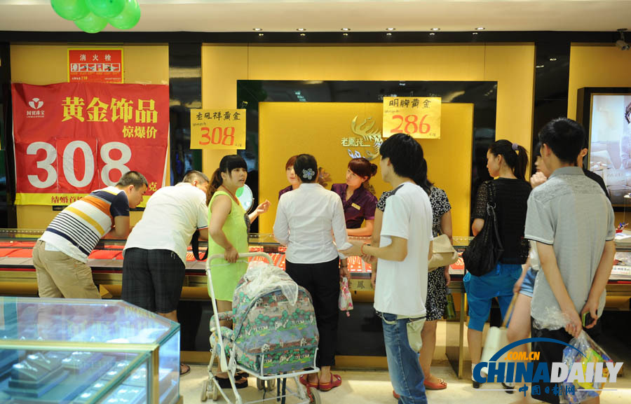安徽阜陽：黃金低價引市民搶購 金店被搶購一空