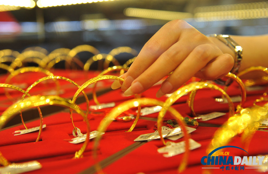 安徽阜陽：黃金低價引市民搶購 金店被搶購一空