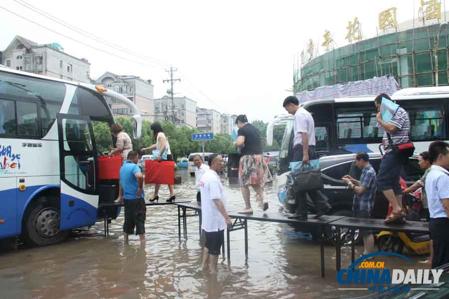 武漢遭遇暴雨 市區多處積水