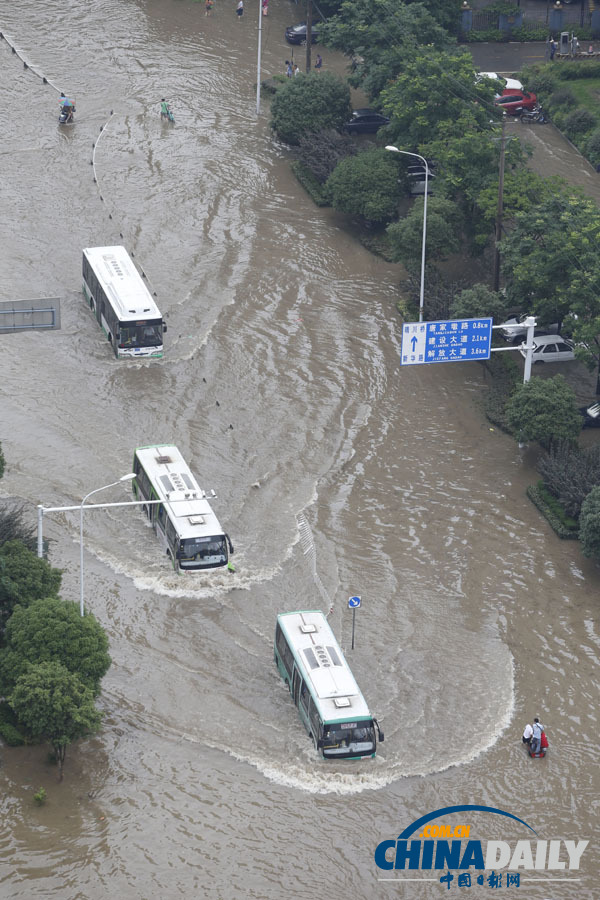 武漢遭遇暴雨 市區多處積水