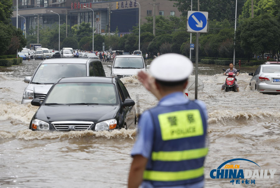 武漢遭遇暴雨 市區(qū)多處積水