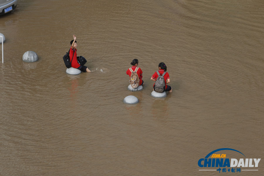 武漢遭遇暴雨 市區多處積水