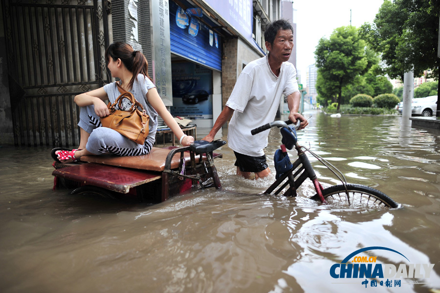 武漢遭遇暴雨 市區多處積水