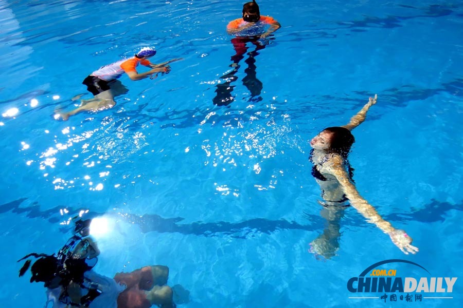 亞洲超模玩轉(zhuǎn)水下攝影