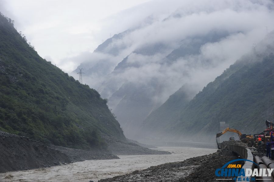 汶川映秀道路再次發生塌方 村民徒步避險