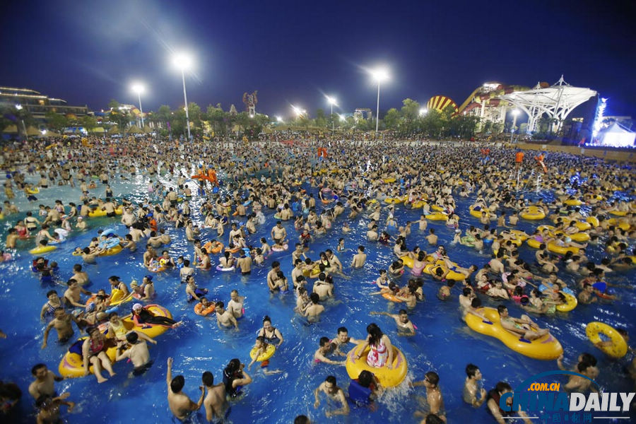 武漢：高溫來(lái)襲水上世界下餃子