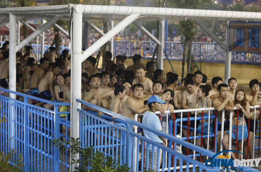 武漢：高溫來襲水上世界下餃子