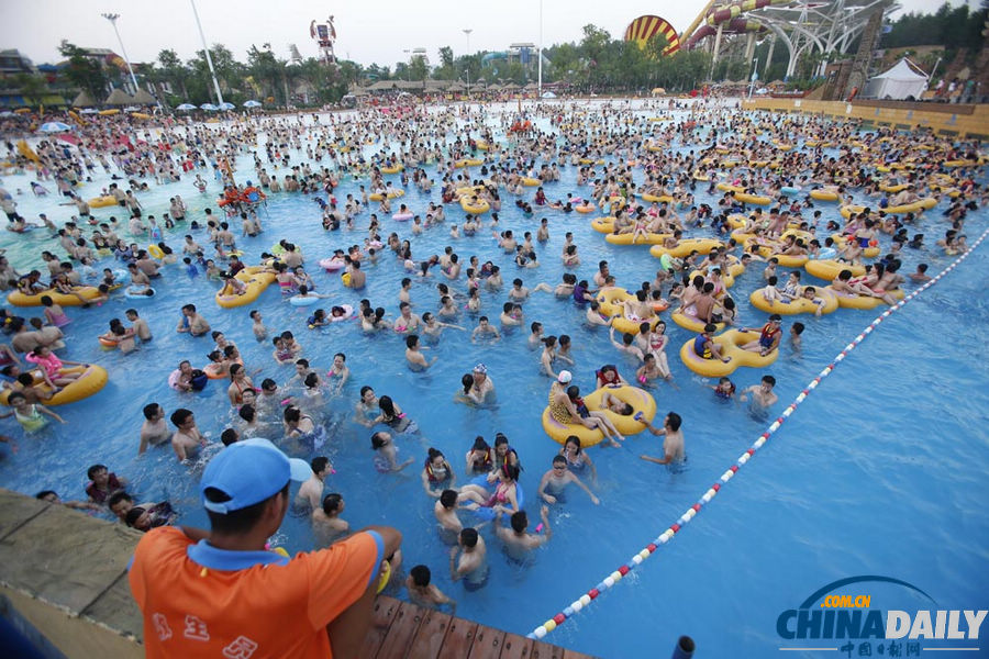 武漢：高溫來(lái)襲水上世界下餃子