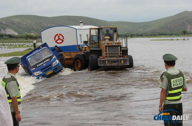 呼倫貝爾遇強降雨 武警成功解救50余名被困者