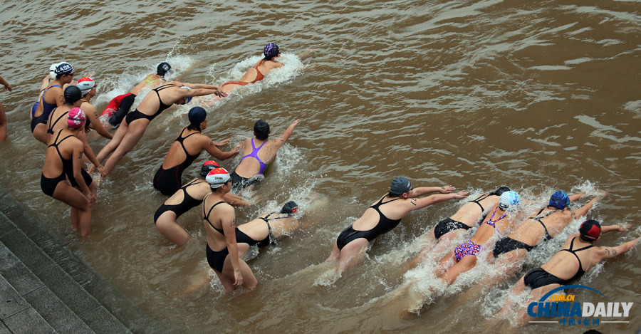 武漢：渡江節(jié)開(kāi)幕 兩千余名游泳高手挑戰(zhàn)長(zhǎng)江