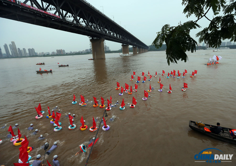 武漢：渡江節(jié)開幕 兩千余名游泳高手挑戰(zhàn)長江