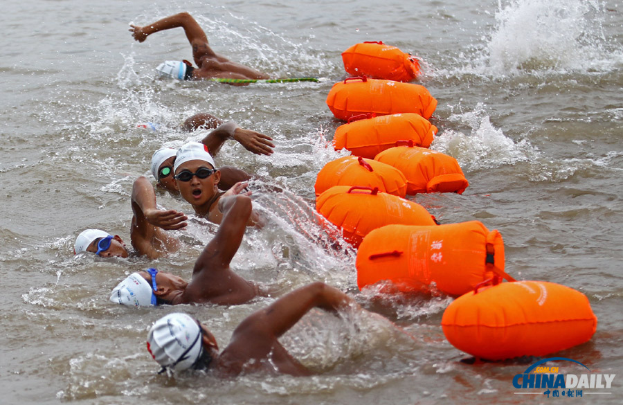 武漢：渡江節開幕 兩千余名游泳高手挑戰長江