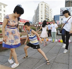 抓石子拍方包跳皮筋……舊時(shí)的游戲，還記得嗎