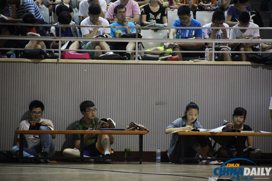 濟南考研族上大課場面壯觀 老師1對3600