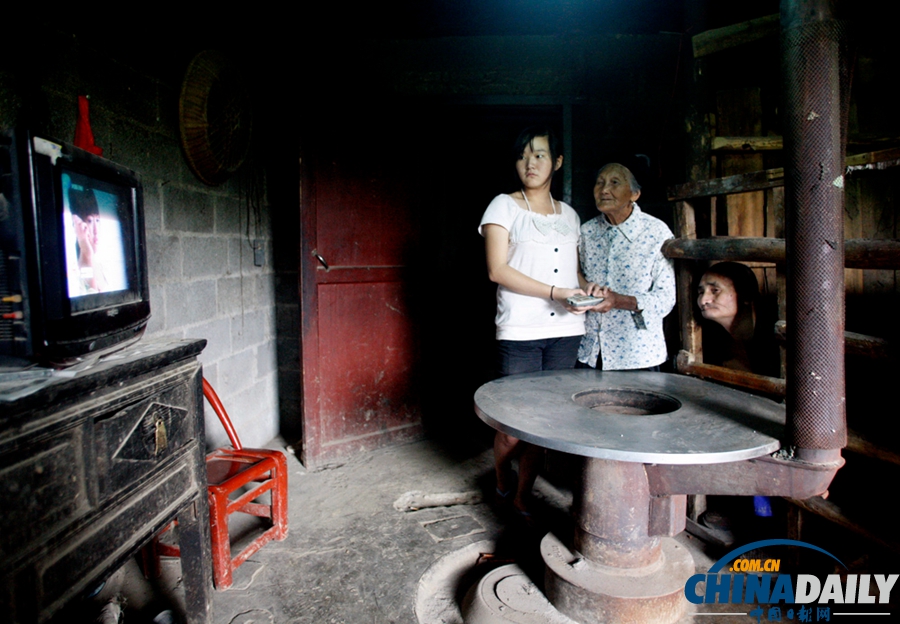 高清：湖北土家族85歲老母 37年照顧傷殘退伍軍人兒子